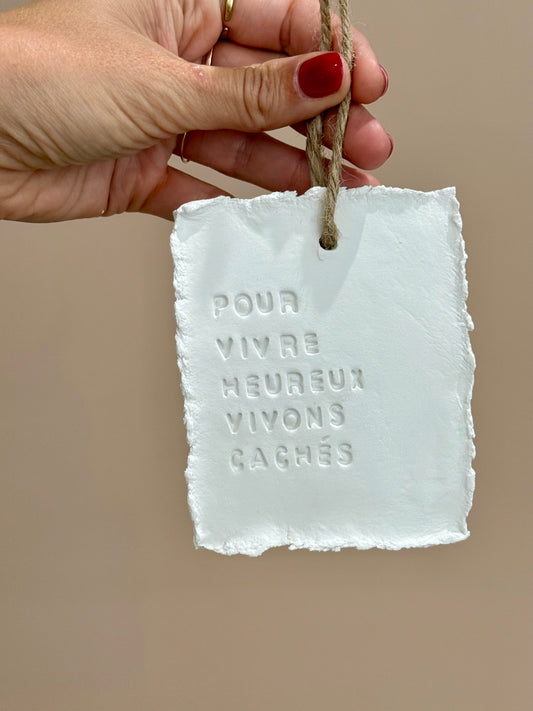 Plaque message argile « pour vivre heureux »