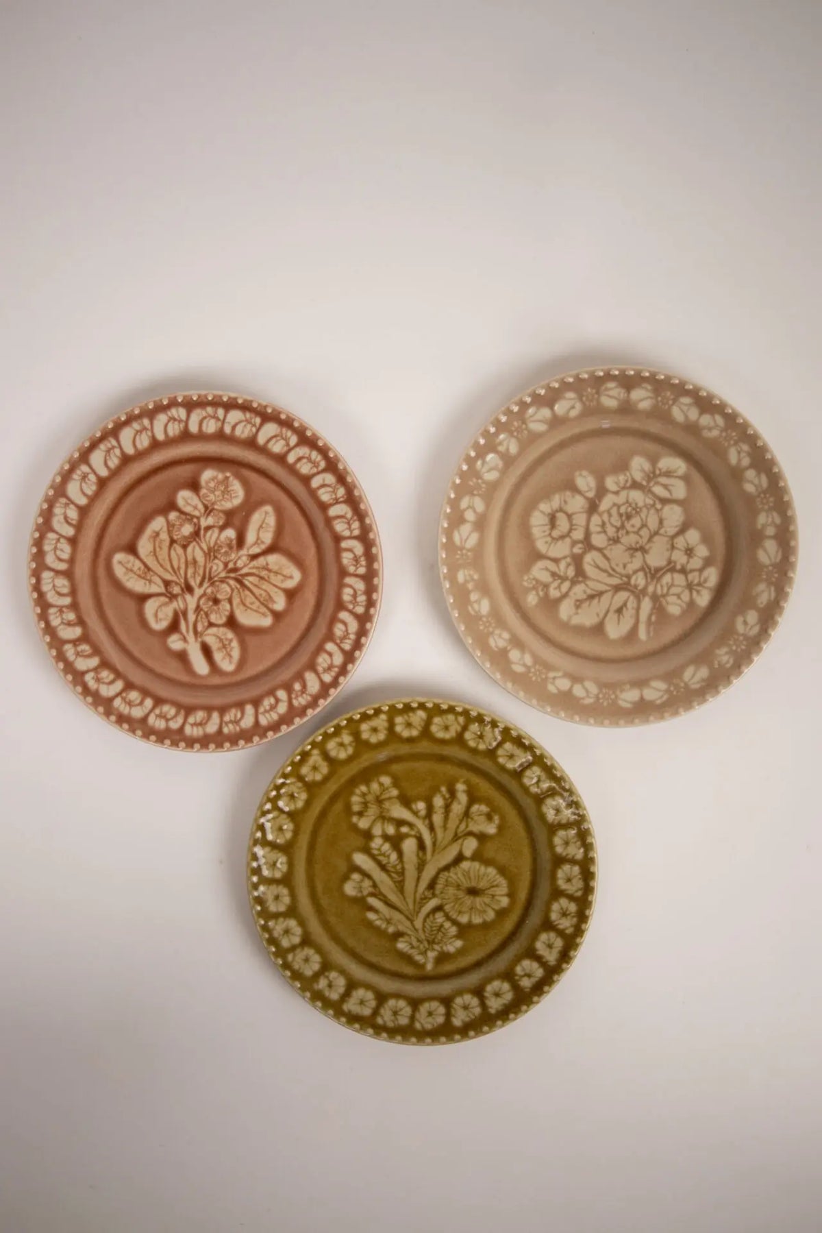 Assiette rose rouille