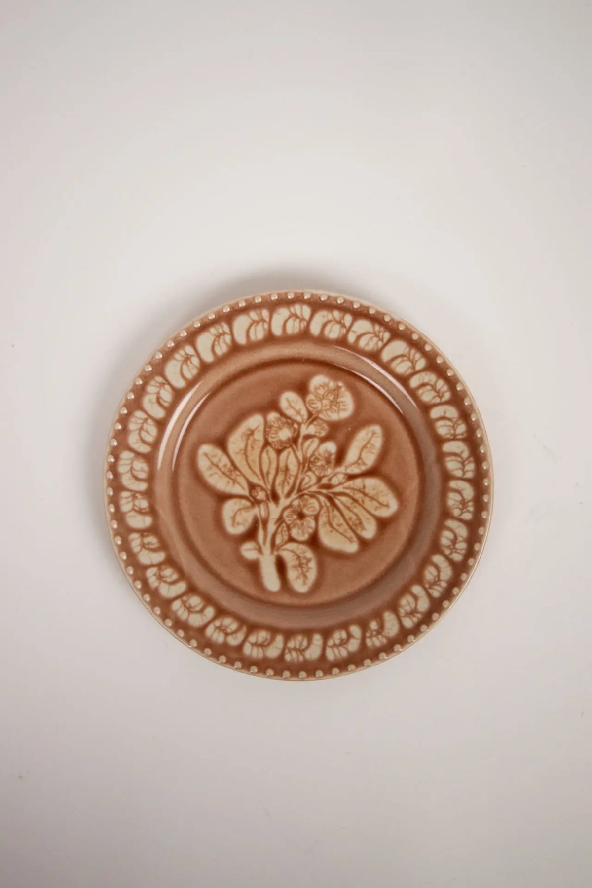 Assiette rose rouille