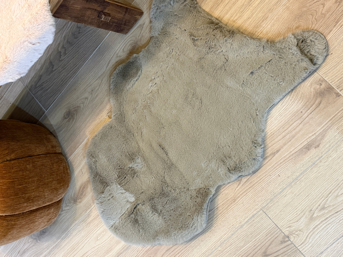 Tapis fausse fourrure taupe gris
