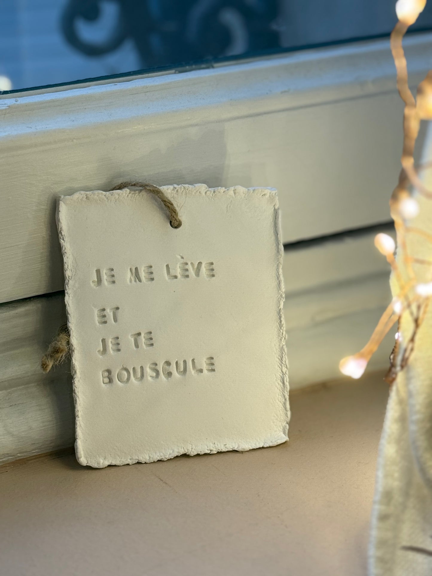 Plaque message argile "je me lève et je te bouscule"
