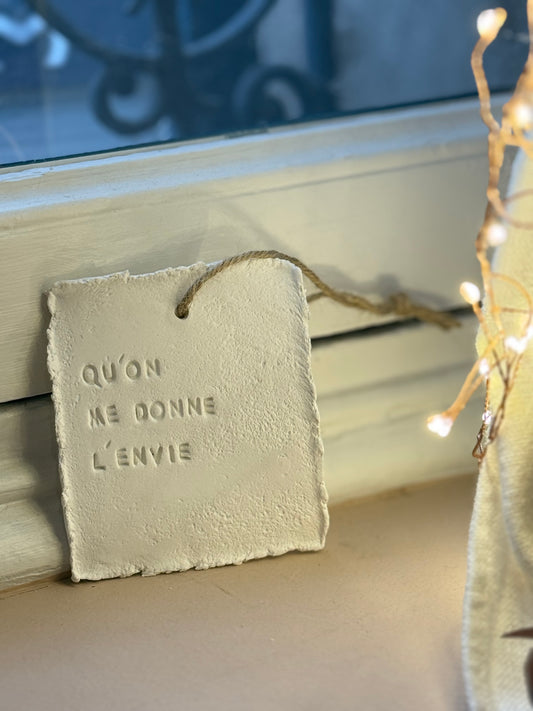 Plaque message argile "qu'on me donne l'envie"