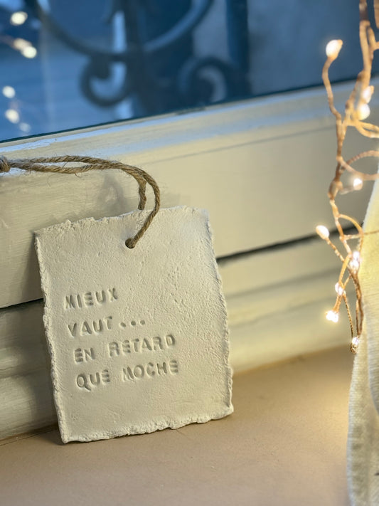 Plaque message argile "mieux vaut en retard..."