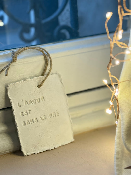 Plaque message argile "l'amour est dans le pré"