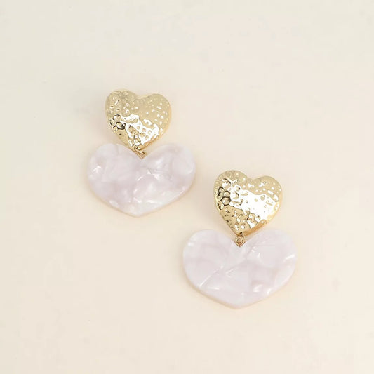 Boucles pendantes - coeurs en résine et texturé ivoire
