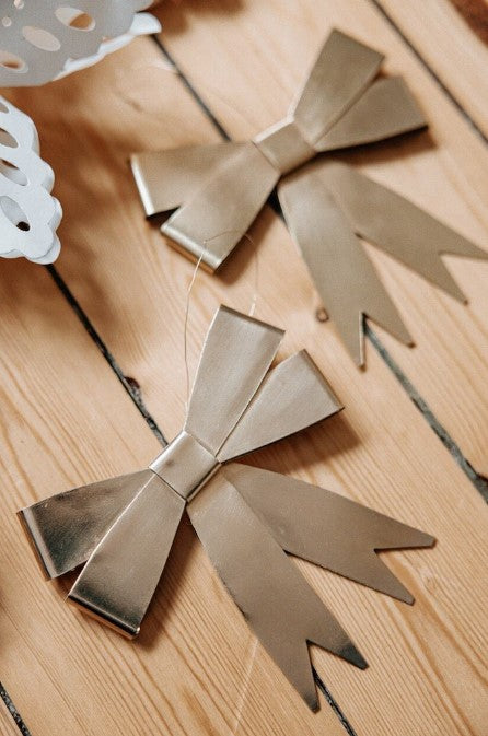 Ornement à suspendre en ruban de laiton