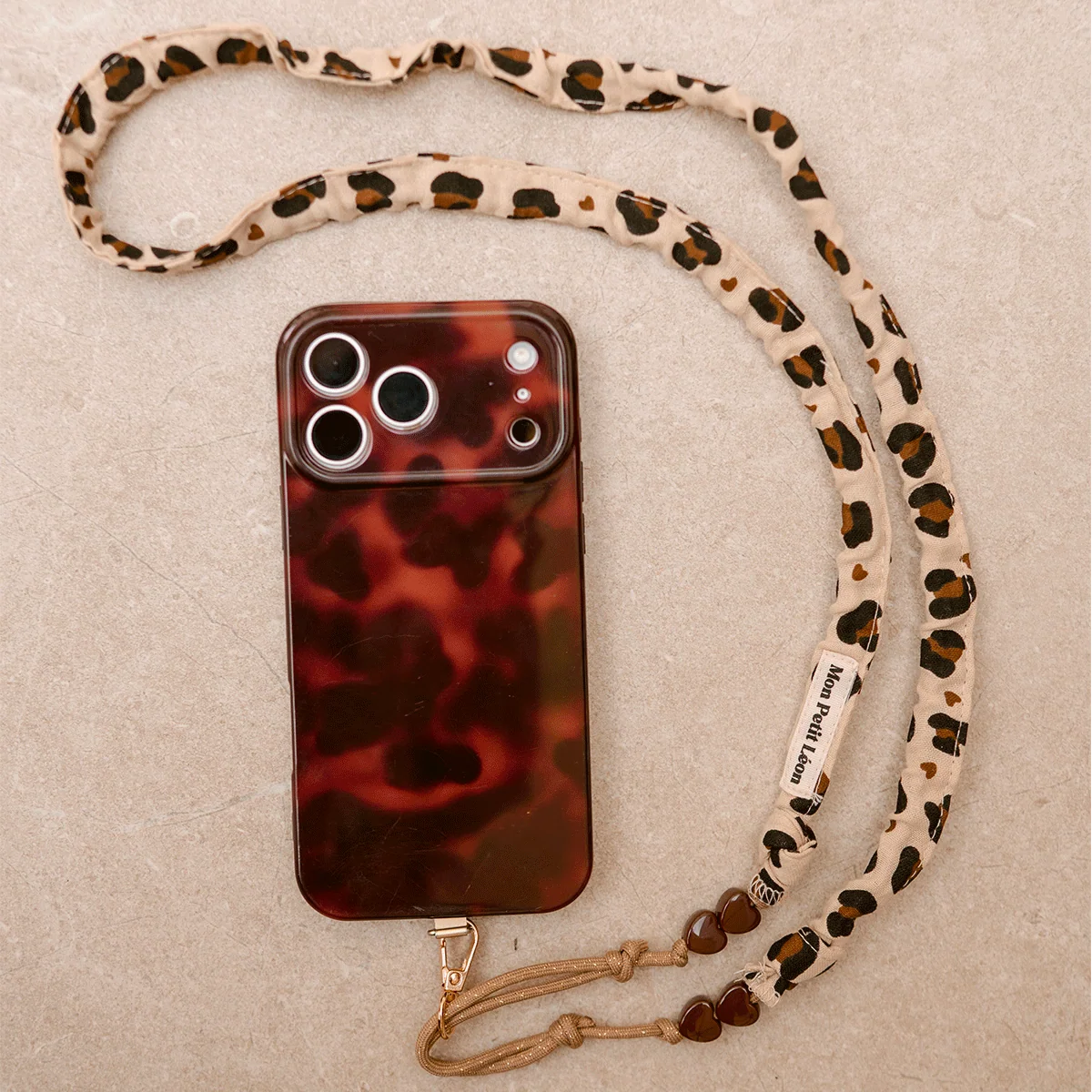 Sangle de téléphone leopard coeur