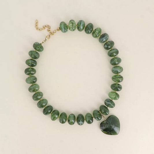 Collier sur fil - perles de résine et pendentif coeur vert